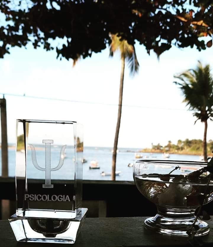 Símbolo da psicologia na janela da minha casa em Itacaré/2021.