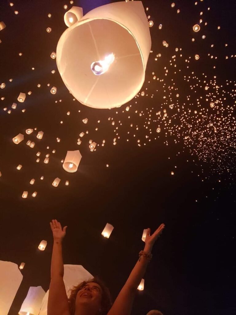 emocionanda realizando um dos maiores sonhos da vida: Festival das Lanternas na Tailândia - nov/2019