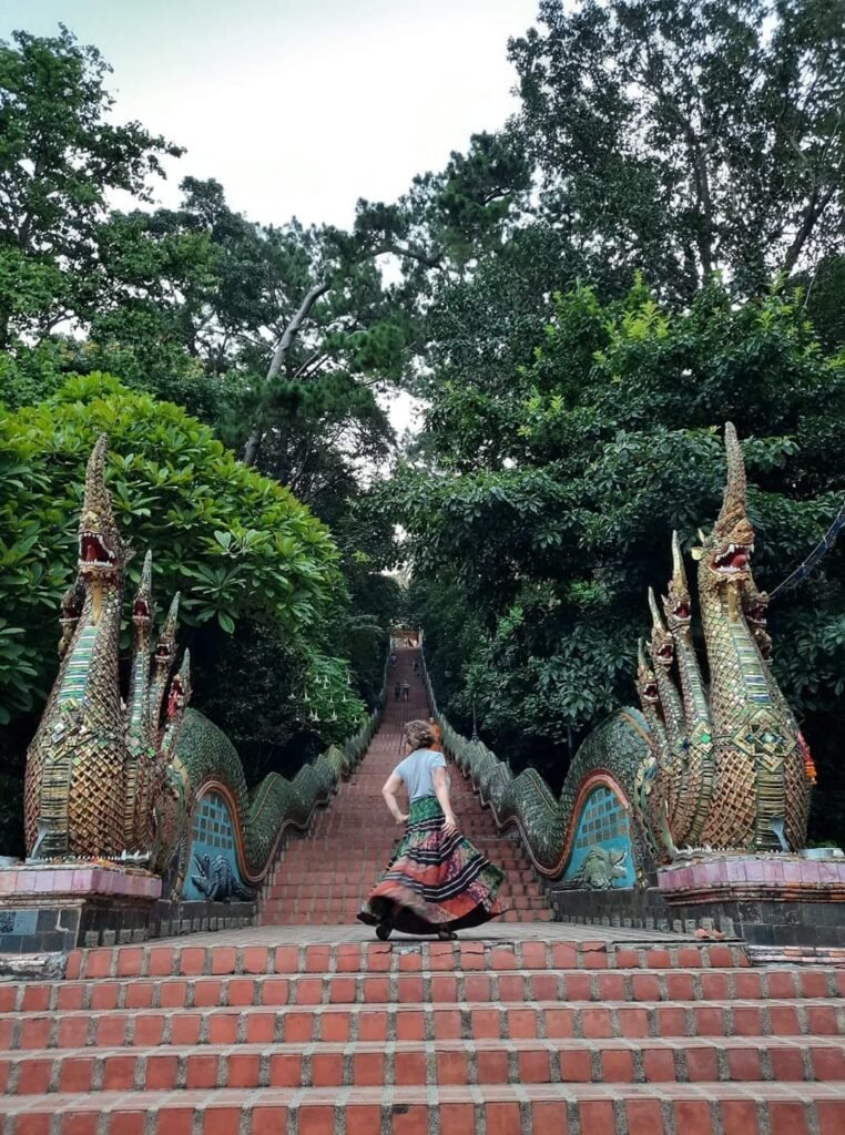 emocionanda na escadaria do Wat Phrathat Doi Suthep - templo em Chiang Mai/Tailândia - nov/2019