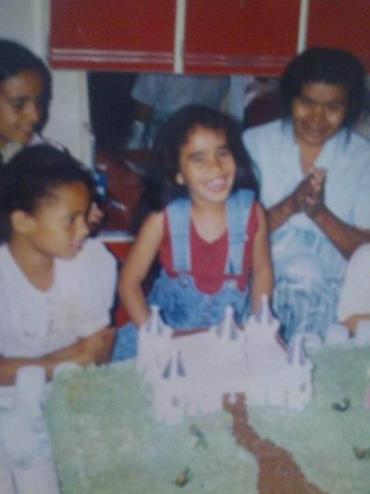 Imagem do arquivo pessoal: Meu aniversário de 8 anos em que estou ao lado da minha avó Maria! 